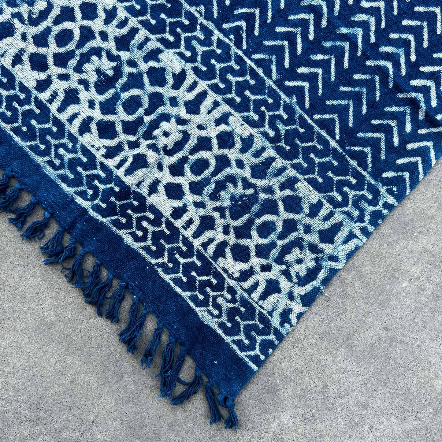 Kézzel készült indigó pléd – 170 × 120 cm – Seedha nyilak