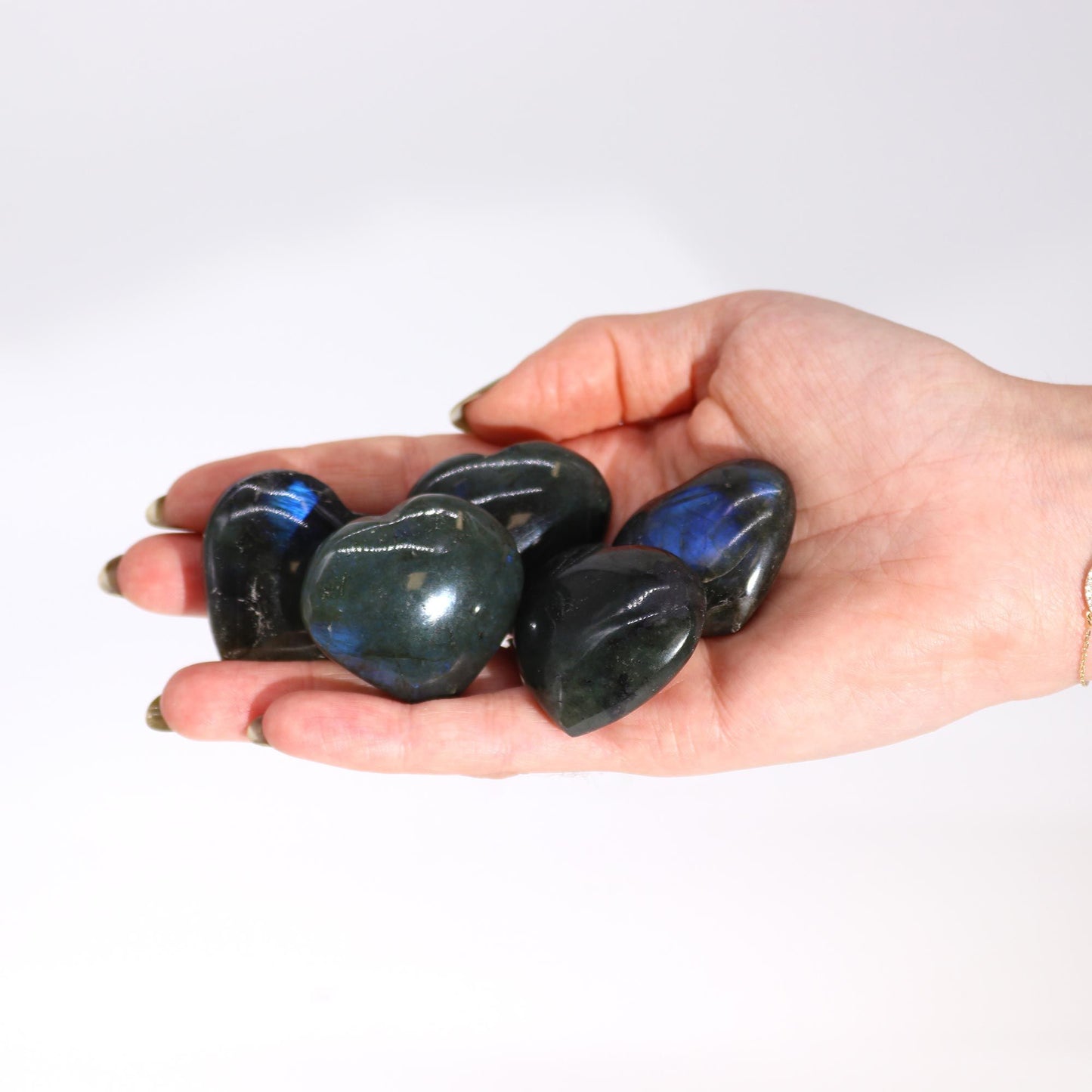Madagaszkári labradorit szív alakú kő (kb. 17–31 g, 30–40 mm)