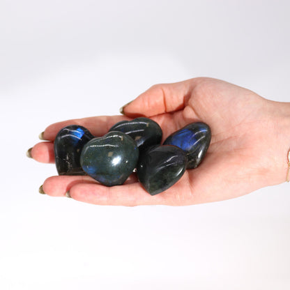 Madagaszkári labradorit szív alakú kő (kb. 17–31 g, 30–40 mm)