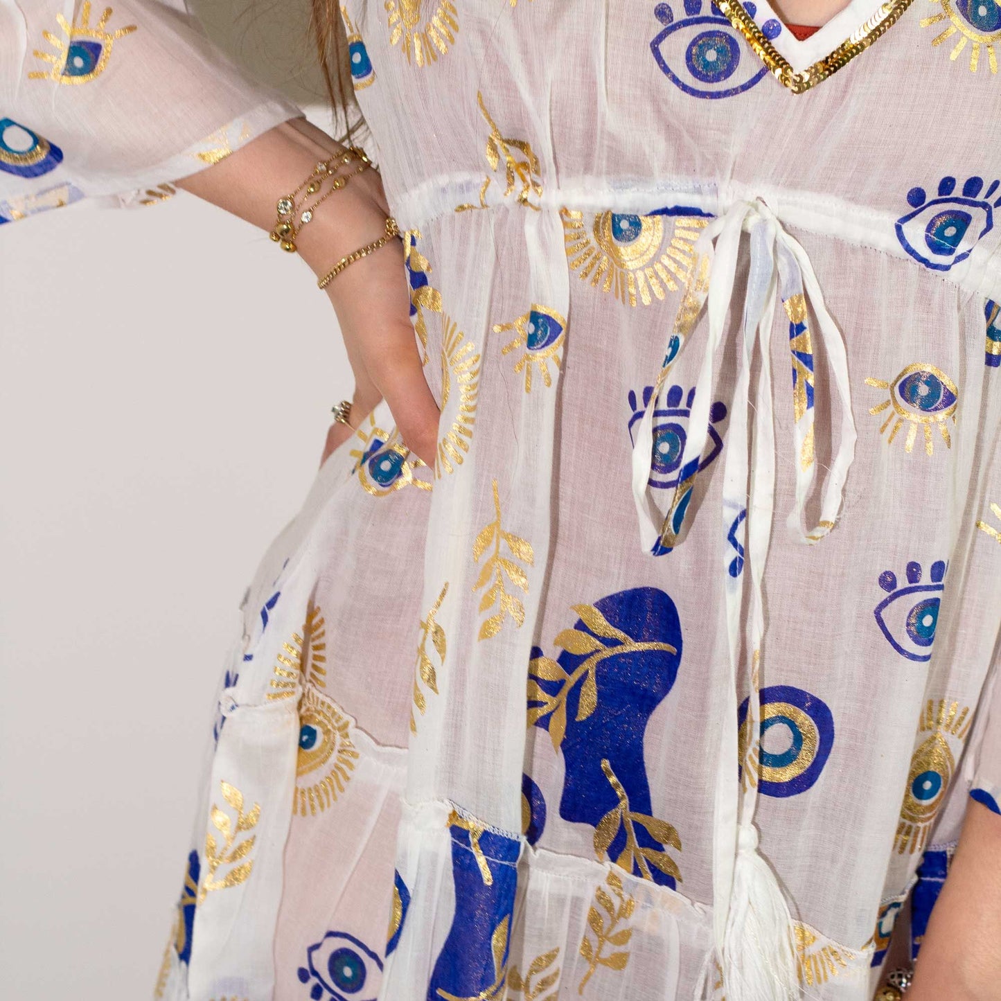 Nomad Sari – On the Med kollekció – ruha – fehér-kék-arany szemmotívum (L/XL)
