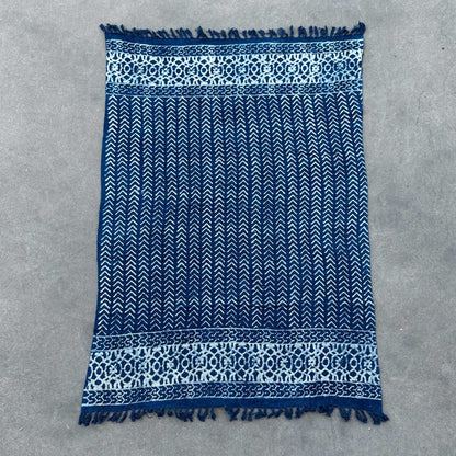 Kézzel készült indigó pléd – 170 × 120 cm – Seedha nyilak