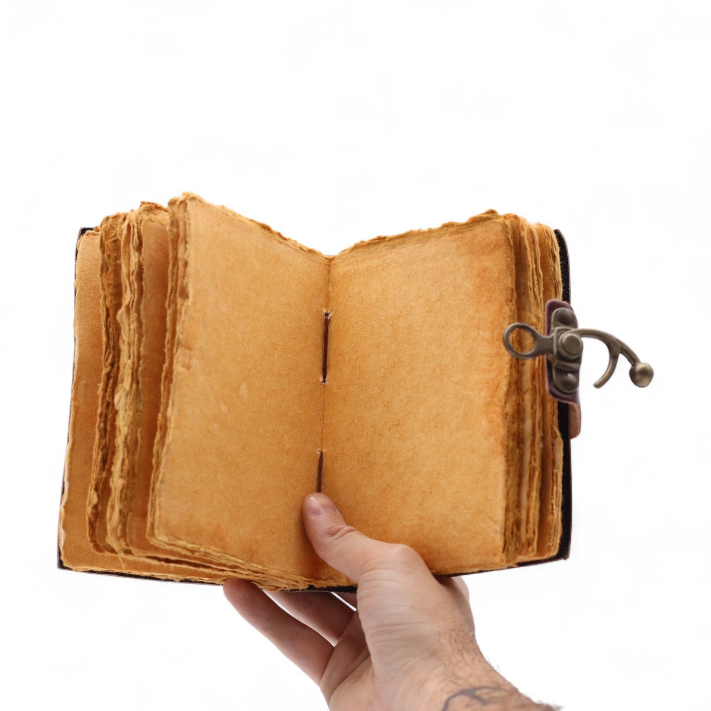 Vastag bőrkötésű napló – The Book of Untold Stories – 15 × 10 cm