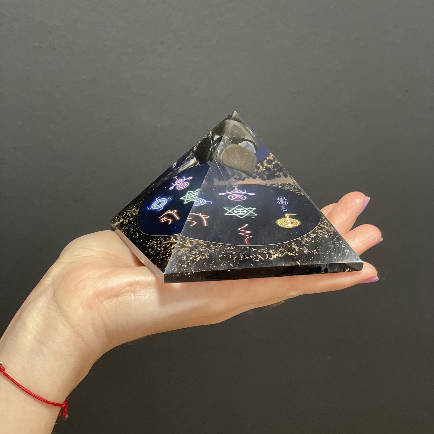 Orgonit piramis – Éjféli Reiki – 90 mm