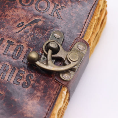 Vastag bőrkötésű napló – The Book of Untold Stories – 15 × 10 cm