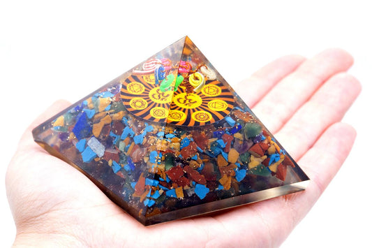 Orgonit piramis – Om és csakra – 70 mm