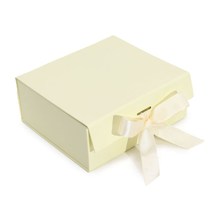 Lapos ajándékdoboz – közepes négyzet (20 × 18,2 × 8 cm) – krémszínű