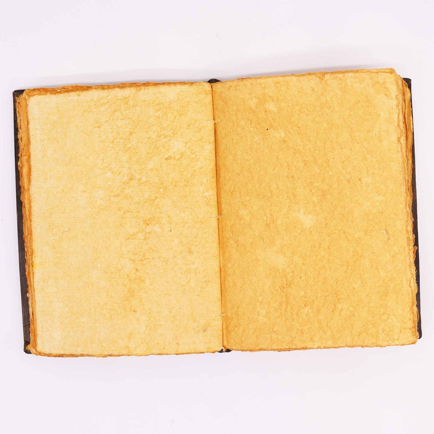 Vaskos barna színű könyv – Cink rózsa dekoráció – 200 szakadozott szélű oldal – 26 × 18 cm