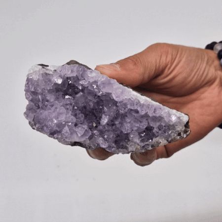 Közepes méretű természetes, kiváló minőségű ametiszt álló klaszter (kb. 350-450 g, 7,5-10 cm)