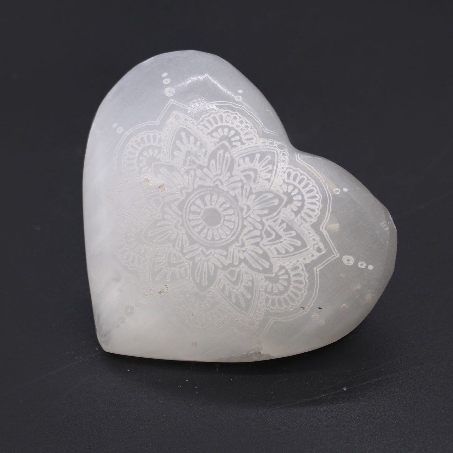 Szelenit szív – 7-8 cm – Gravírozott mandala