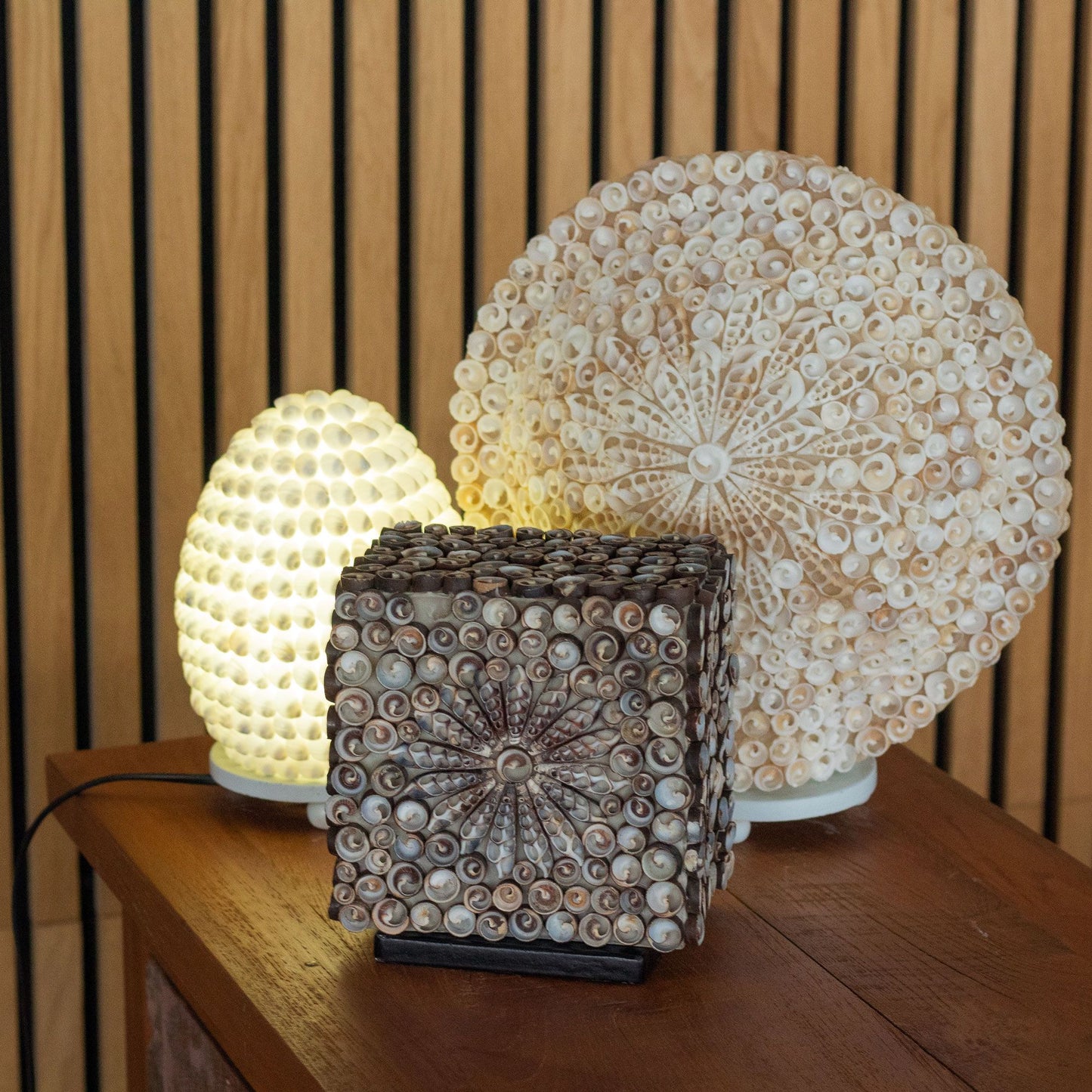 Boho kagylólámpa – vágott art kagyló, ovális – 15 cm