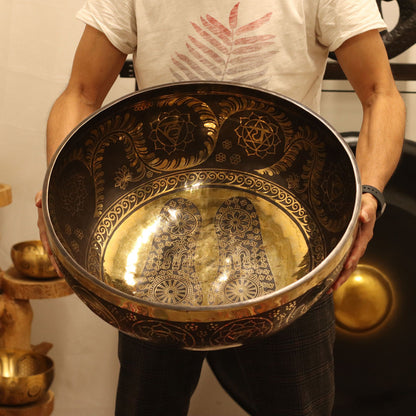Hatalmas gravírozott vibrációs állótál – 50 × 20 cm – 10,7 kg