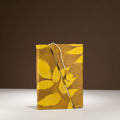 Lokta merész virágmintás bambusz záródású jegyzetfüzet – közepes (15 × 12 cm) – 45 lap – mustárbarna