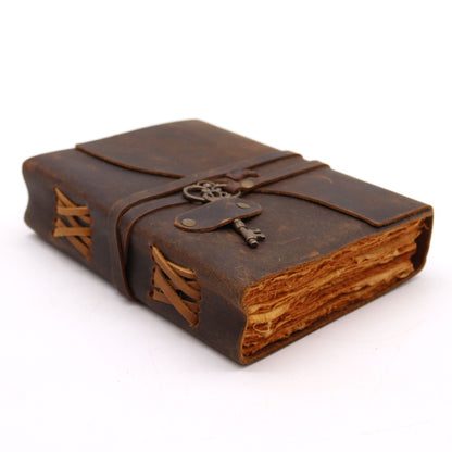 Olajozott bőr és kulcs – 200 oldalas, hullámos szélű – 13 × 18 cm