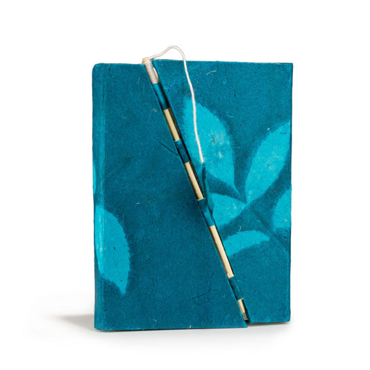 Közepes lokta levélmintás bambuszzáras jegyzetfüzet (15 × 12 cm) – 45 lap – éjkék
