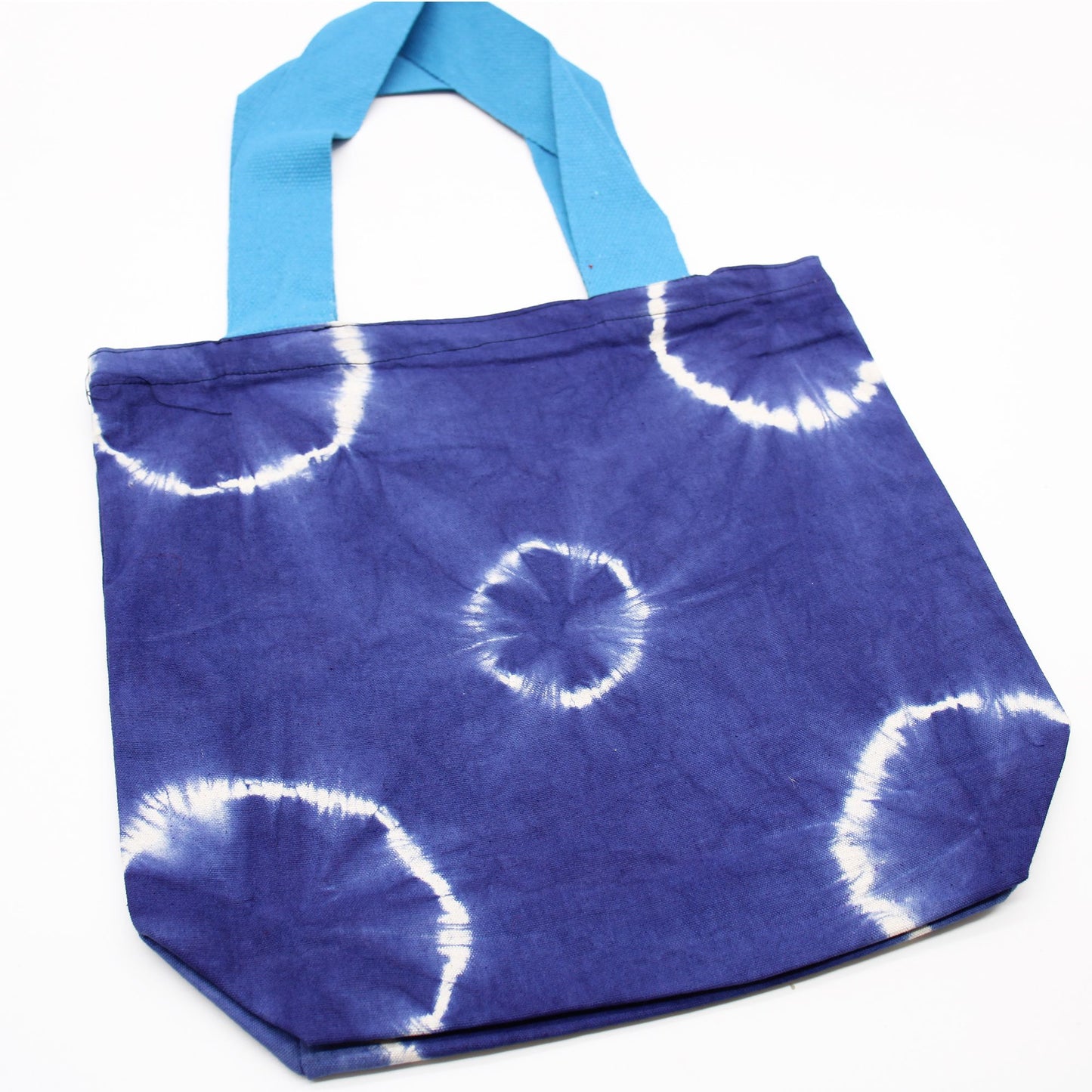 Natúr batikolt pamuttáska (8 oz) – 38 × 42 × 12 cm – kék karikák – kék fül