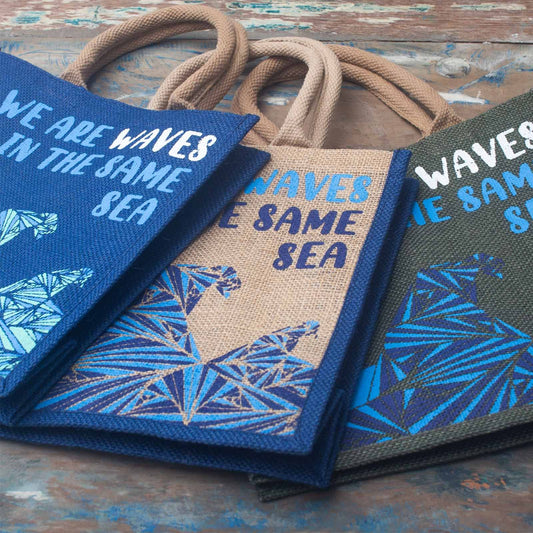 Juta táska felirattal – We are Waves – kék