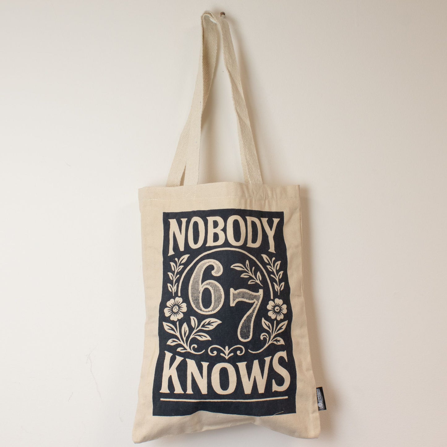 Toni táska – Nobody knows 67 (42 × 30 cm) – 10 oz