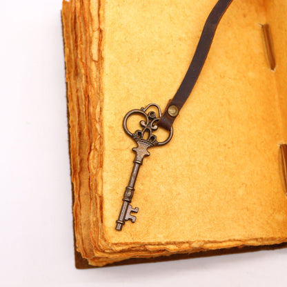 Olajozott bőr és kulcs – 200 oldalas, hullámos szélű – 13 × 18 cm