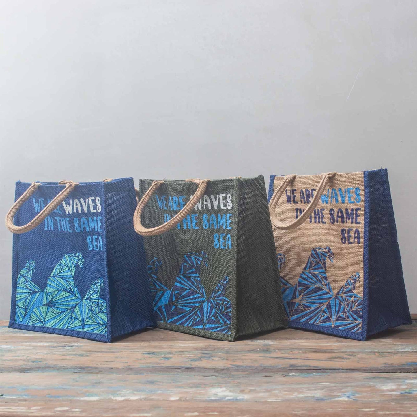 Juta táska felirattal – We are Waves – natúr