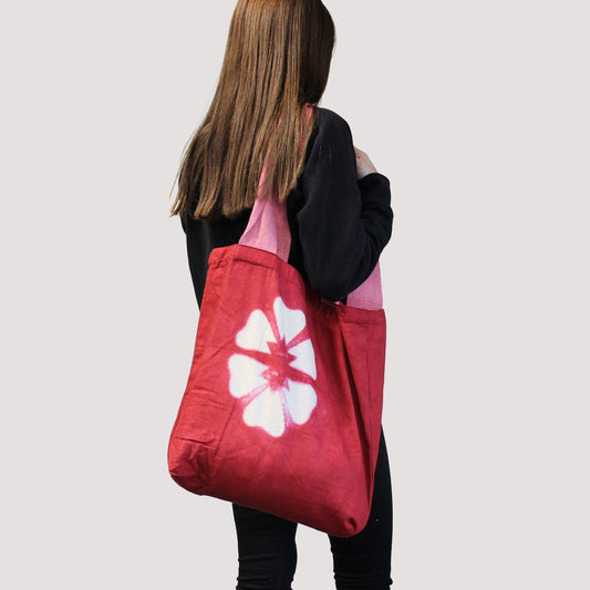 Natúr batikolt pamuttáska (8 oz) – 38 × 42 × 12 cm – bordó virág – rózsaszín fogantyú