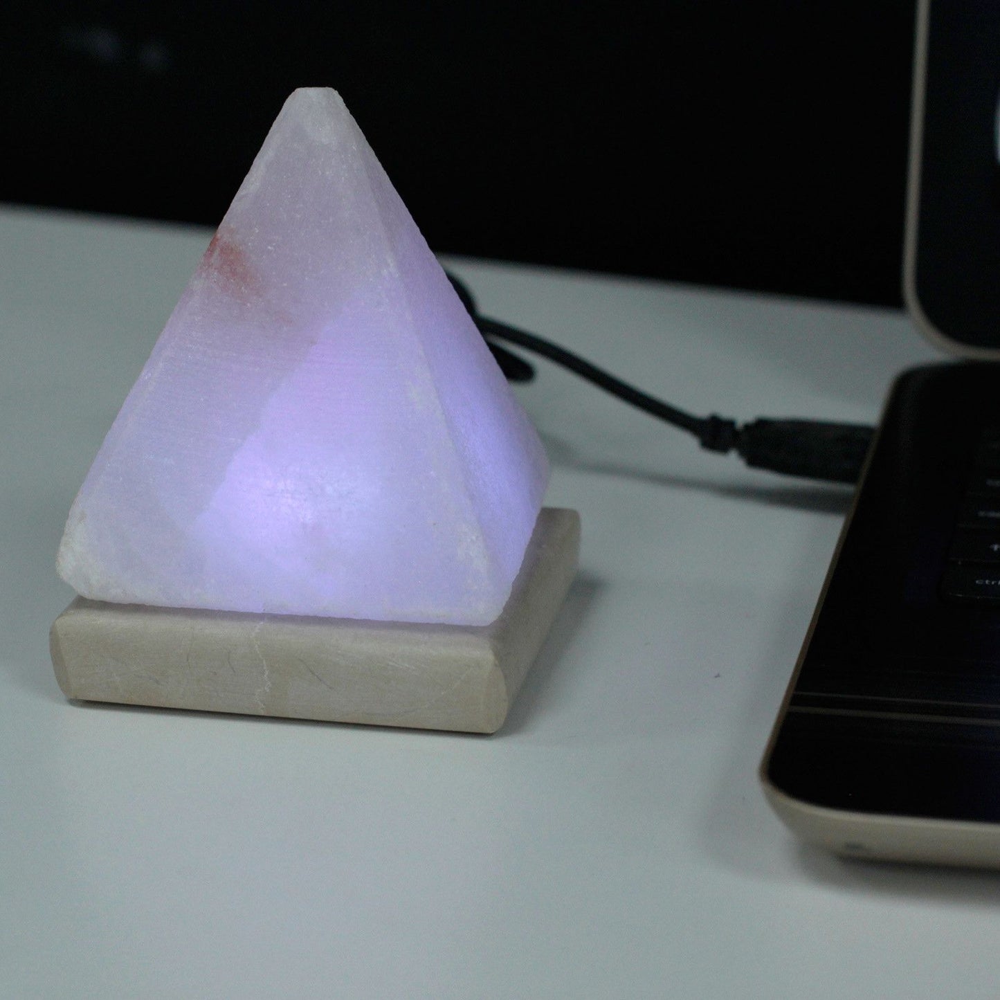 Minőségi USB Fehér Piramis Sólámpa – 9 cm (színváltós)
