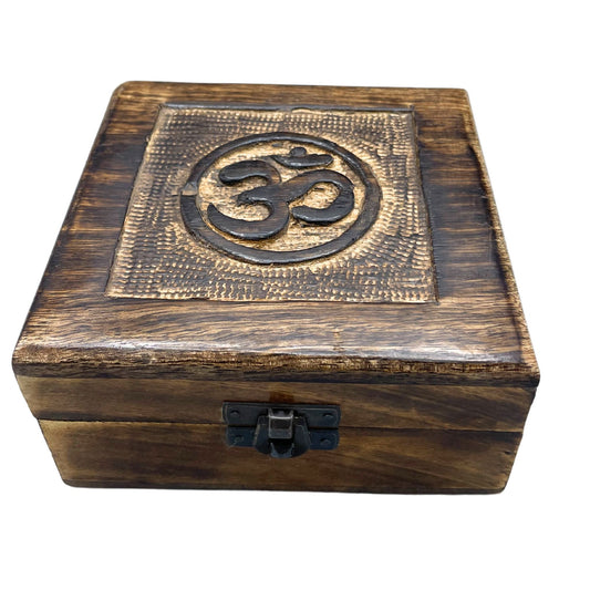 Négyzet alakú fából készült emléktárgy doboz 13 × 13 × 6 cm – Om
