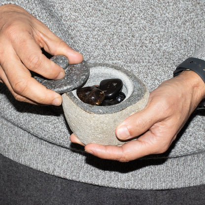 Természetes folyami kő földelő edény – Kicsi (kb. 9 × 7 cm)