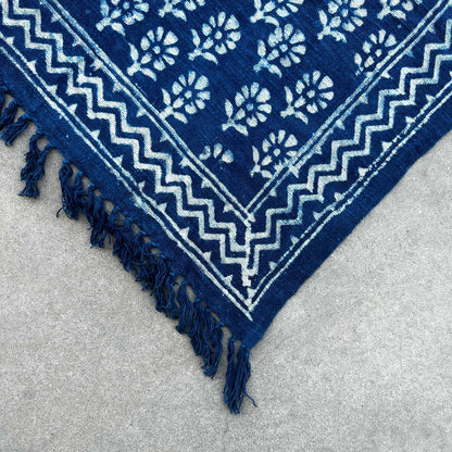 Kézzel készített indigó takaró – 170 × 120 cm – Chhota virág