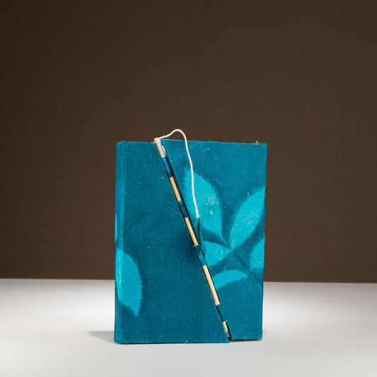 Lokta Merész Virágos Bambusz Záras Füzet – Közepes (15 × 12 cm) – 45 Lap – Éjkék