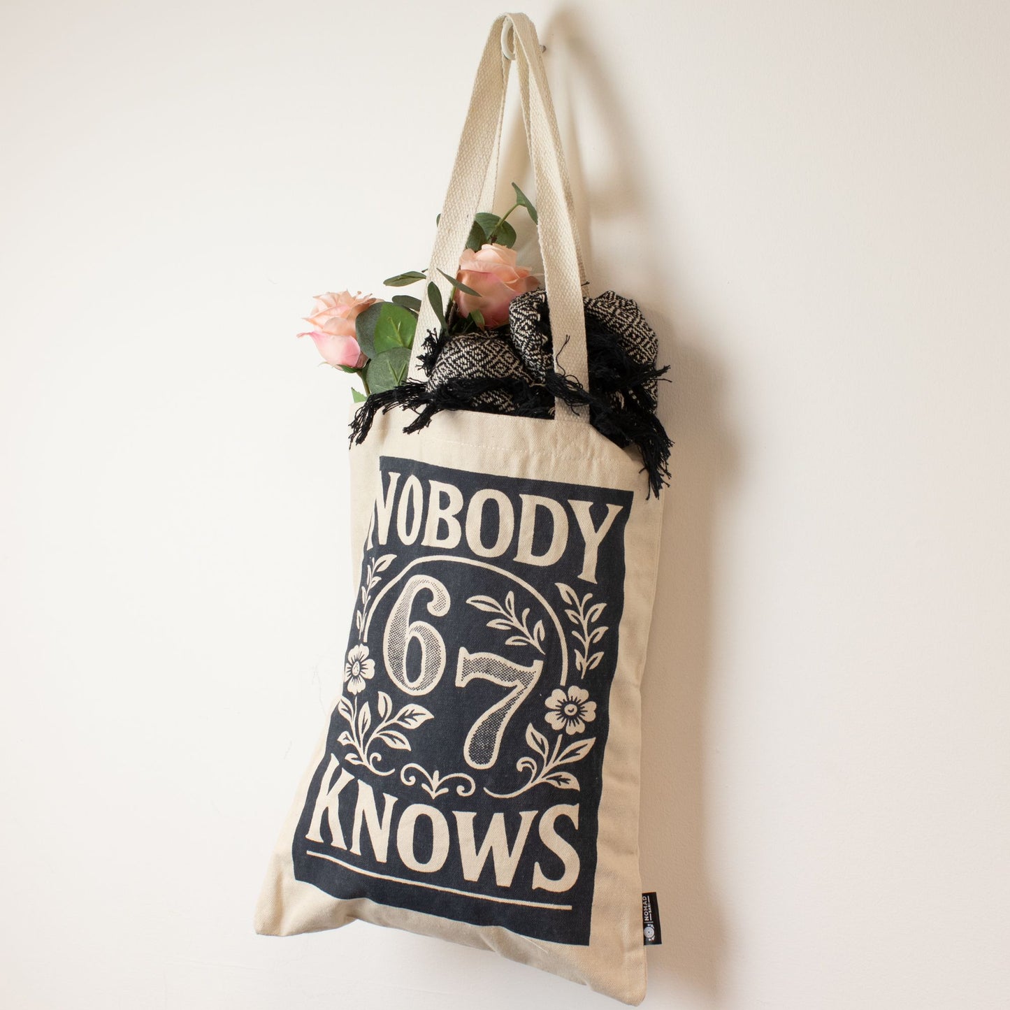 Toni táska – Nobody knows 67 (42 × 30 cm) – 10 oz
