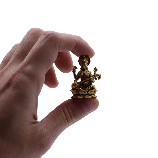 Sárgaréz miniatűr figura – Saraswati, 22 g – 34 mm