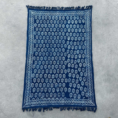 Kézzel készített indigó takaró – 170 × 120 cm – Chhota virág