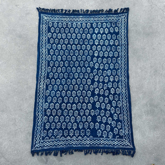 Kézzel készített indigó takaró – 170 × 120 cm – Chhota virág