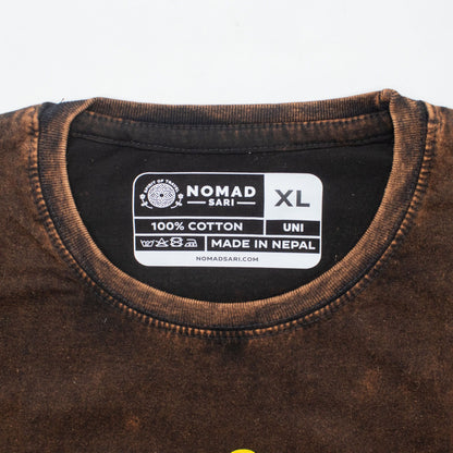 Nomad Sari kőmosott pamut póló – nap és zodiákus – barna – XL