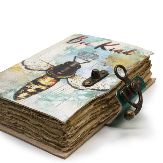 Bőrkötésű napló – Bee Kind (7 × 5")