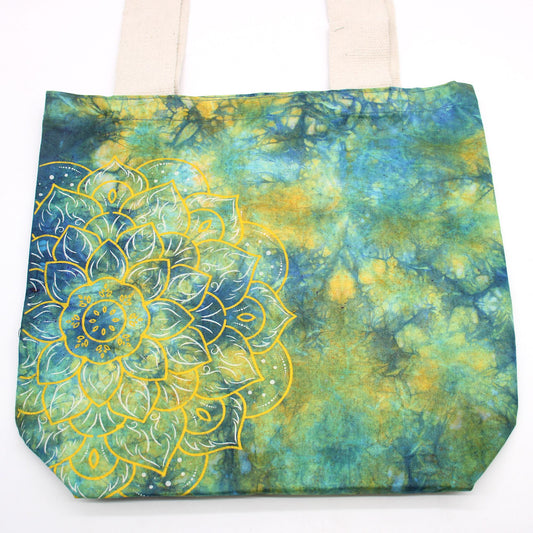 Batikolt pamuttáska (6 oz) – 38 × 42 × 12 cm – Mandala – Zöld/Kék – Natúr fül
