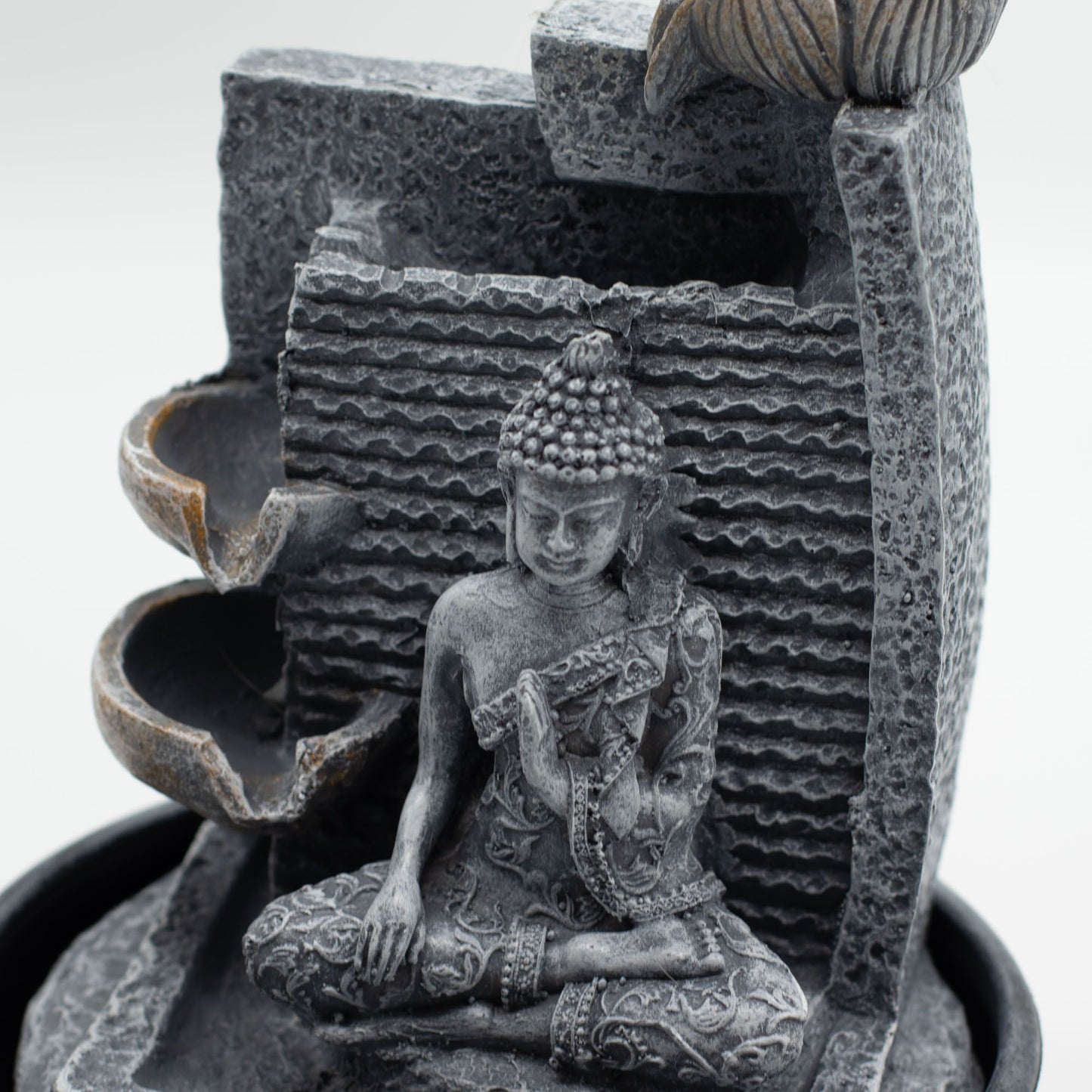 Asztali szoba szökőkút – Buddha, lótusz és vízesés (19 × 19 × 28 cm)