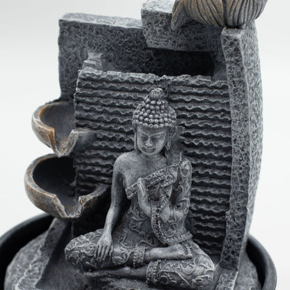 Asztali szoba szökőkút – Buddha, lótusz és vízesés (19 × 19 × 28 cm)