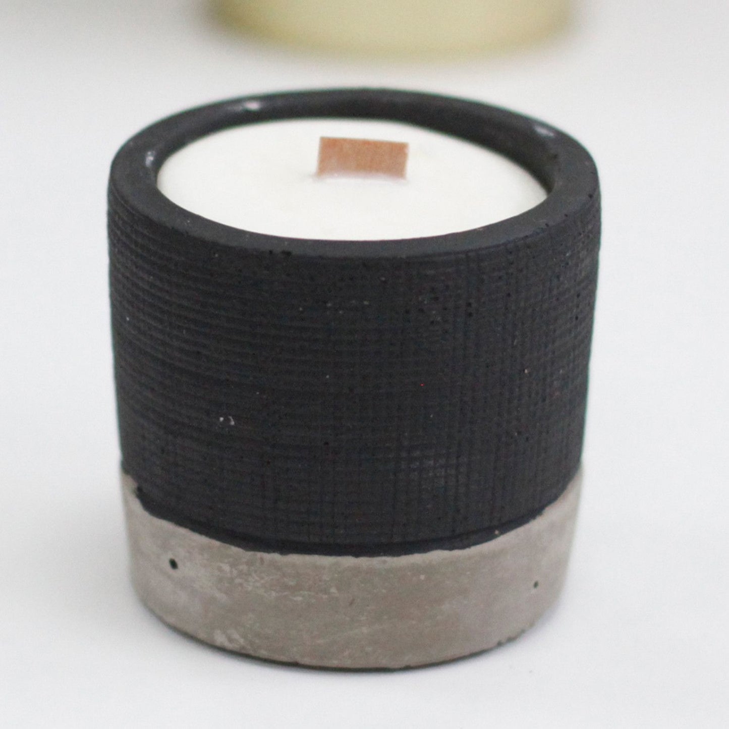 Beton szójagyertya kaspóban – fekete – brandy butter