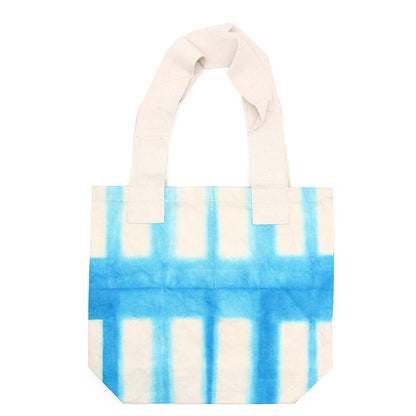 Natúr batikolt pamuttáska (8 oz) – 38 × 42 × 12 cm – Égszínkék blokkok – Natúr fogantyú