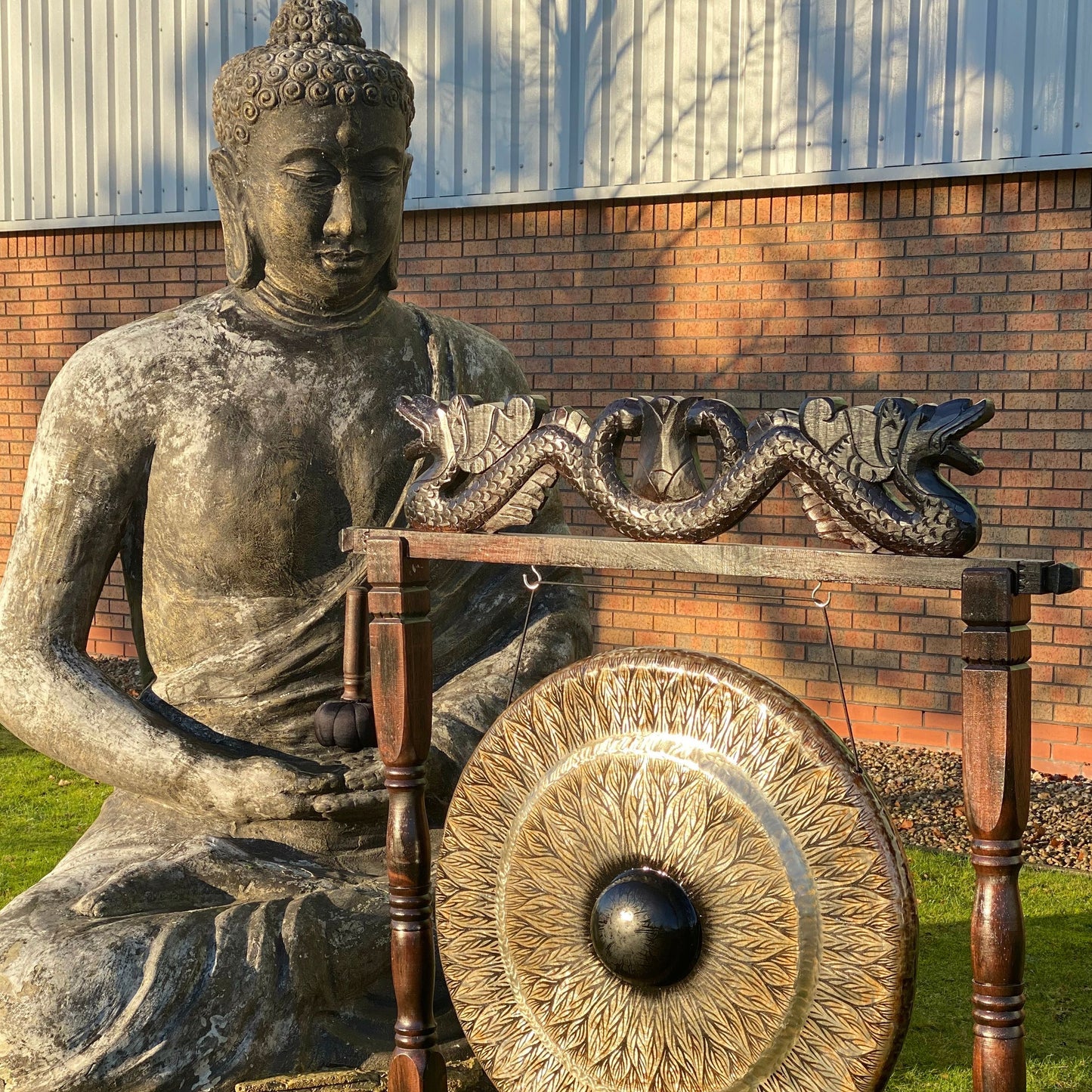 Nagy gong barna antik állványon – 80 cm – fekete – mintás