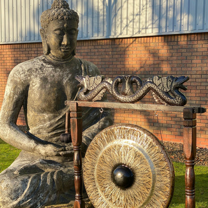 Nagy gong barna antik állványon – 80 cm – fekete – mintás