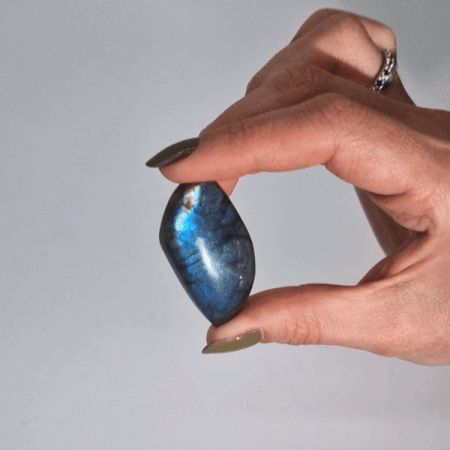 Madagaszkári labradorit levél alakú kő (kb. 13–20 g, 40–50 mm)