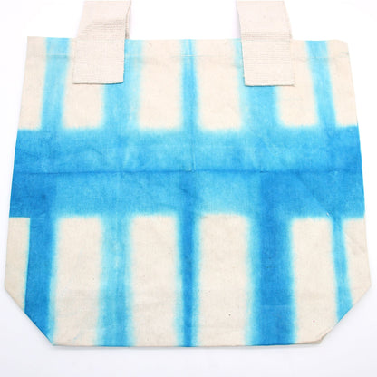 Natúr batikolt pamuttáska (8 oz) – 38 × 42 × 12 cm – Égszínkék blokkok – Natúr fogantyú