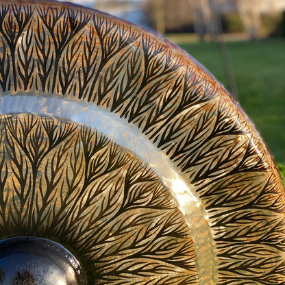 Nagy gong barna antik állványon – 80 cm – fekete – mintás