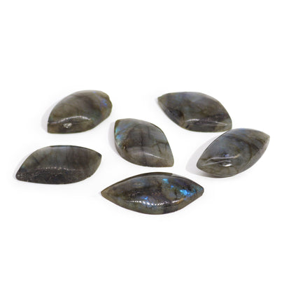 Madagaszkári labradorit levél alakú kő (kb. 13–20 g, 40–50 mm)