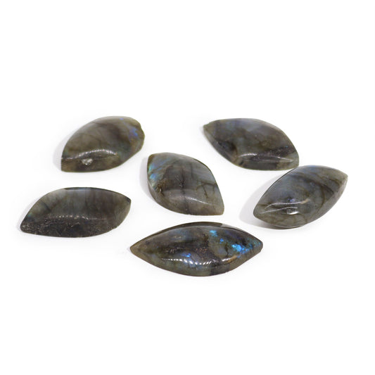 Madagaszkári labradorit levél alakú kő (kb. 13–20 g, 40–50 mm)