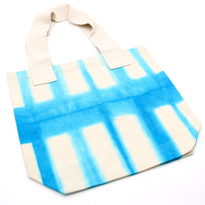 Natúr batikolt pamuttáska (8 oz) – 38 × 42 × 12 cm – Égszínkék blokkok – Natúr fogantyú